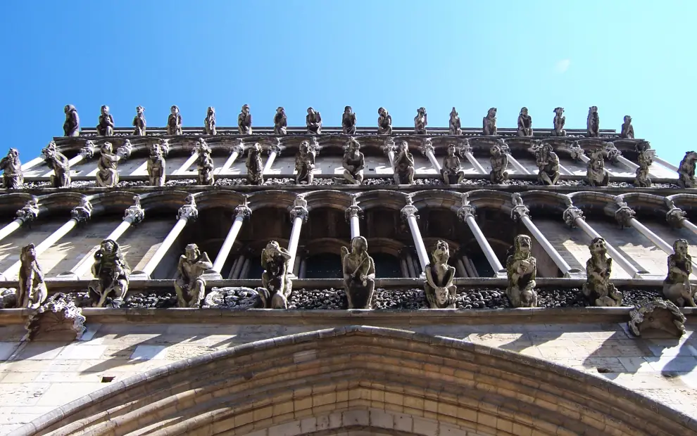 Wanderreise Jakobsweg Frankreich – Von Dijon nach Cluny: Blick auf die mit Wasserspeiern besetzte Westfassade der Eglise Notre Dame in Dijon