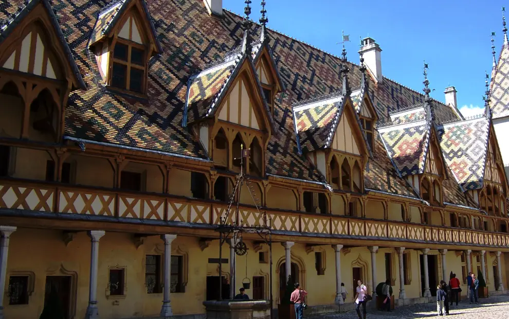 Wanderreise Jakobsweg Frankreich – Von Dijon nach Cluny: Innenhof der Hospices de Beaune