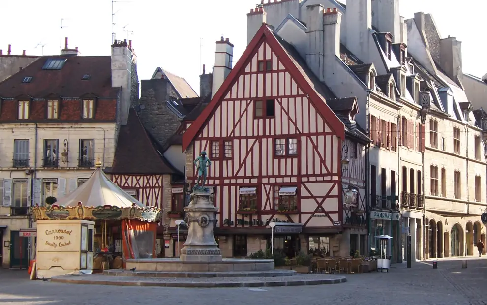 Wanderreise Jakobsweg Frankreich – Von Dijon nach Cluny: Morgenstimmung im Zentrum von Dijon mit Blick auf einen Brunnen und ein Fachwerkhaus