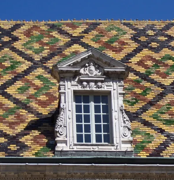 Wanderreise Jakobsweg Frankreich – Von Dijon nach Cluny: Typisches, buntes Kacheldach im Burgund
