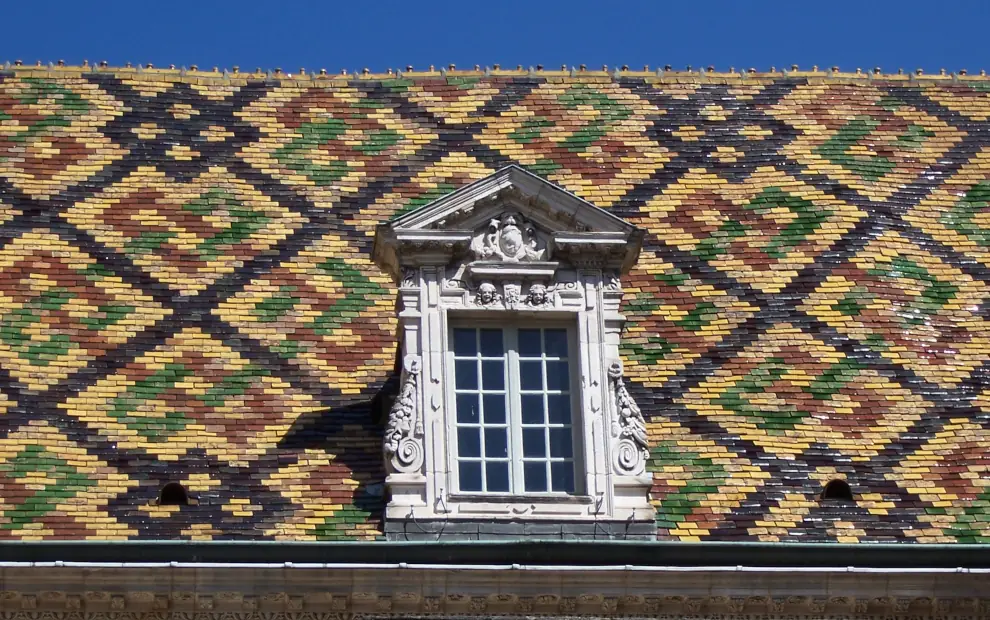 Wanderreise Jakobsweg Frankreich – Von Dijon nach Cluny: Typisches, buntes Kacheldach im Burgund