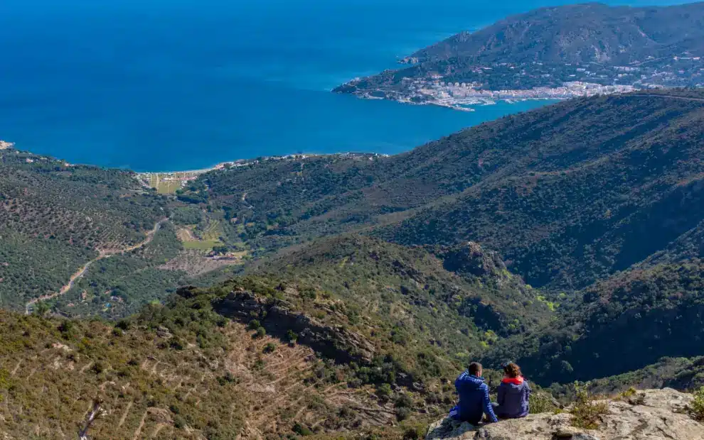 Wanderreise Costa Brava – Von Collioure nach Cadaquès: Wanderer genießen den Ausblick auf die Mittelmeerküste
