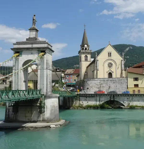 Wanderreise Genfer Jakobsweg: Blick auf Seyssel und die Brücke über die Rhône