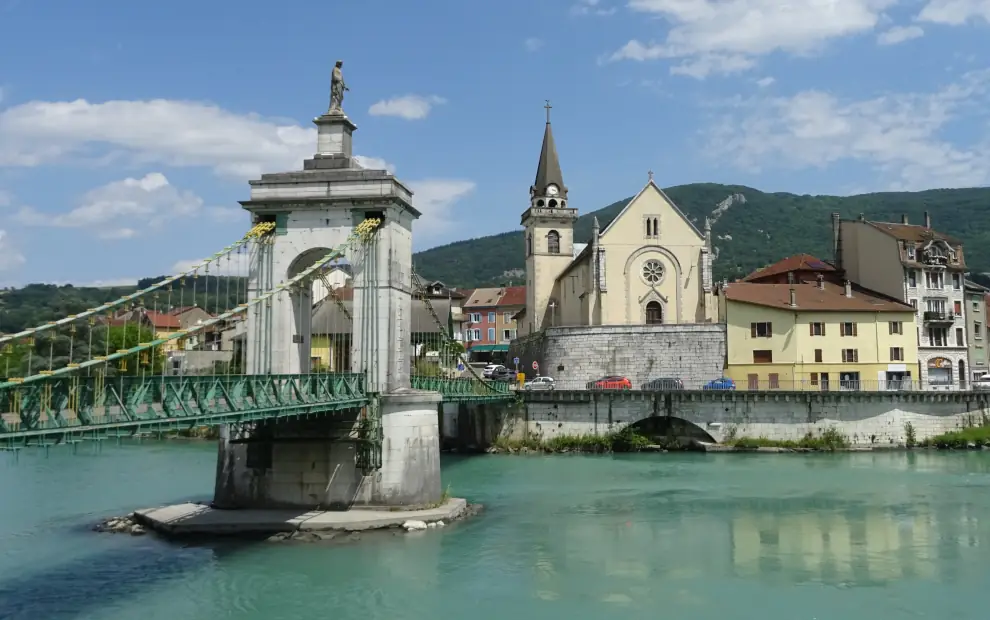 Wanderreise Genfer Jakobsweg: Blick auf Seyssel und die Brücke über die Rhône