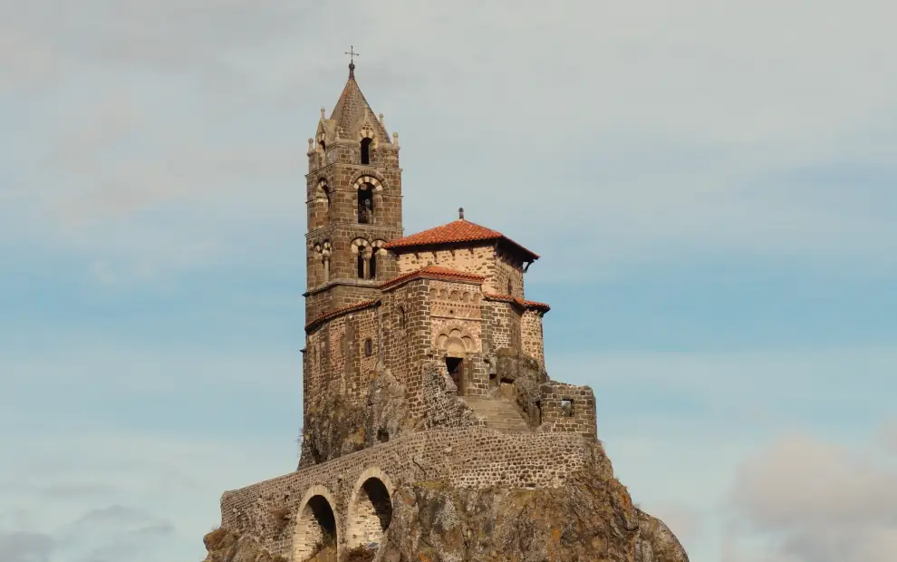 Wanderreise Genfer Jakobsweg: Blick auf die Kirche St Michel d'Aiguilhe in Le Puy-en-Velay