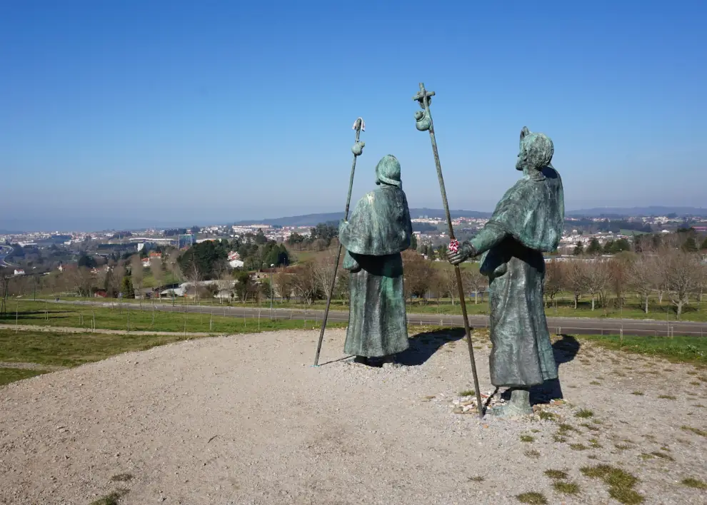 Wanderreise Camino Primitivo - Von Oviedo nach Santiago: Pilgerdenkmal und Ausblick vom Monte de Gozo bei Santiago