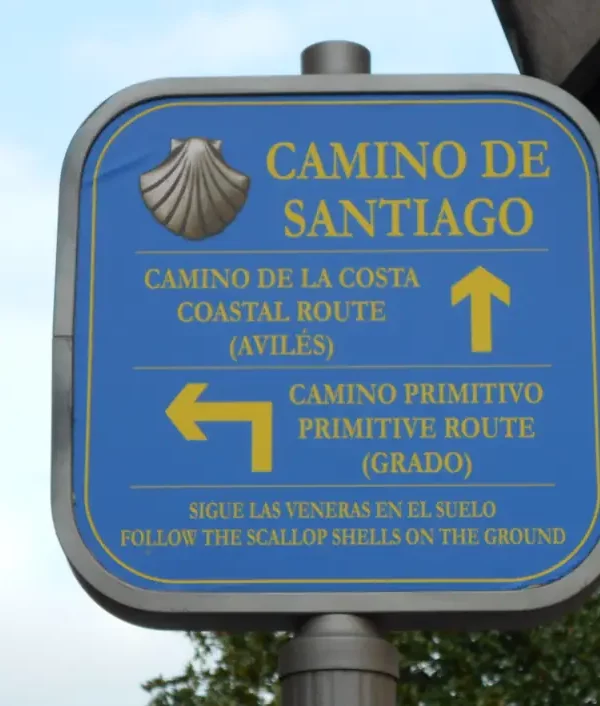 Wanderreise Camino Primitivo - Von Oviedo nach Santiago: Wegweiser vor der Kathedrale San Salvador in Oviedo