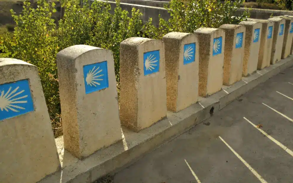 Wanderreise Jakobsweg von Burgos nach León: eine Reihe von Jakobsweg-Wegweisern bei Campos in Kastilien