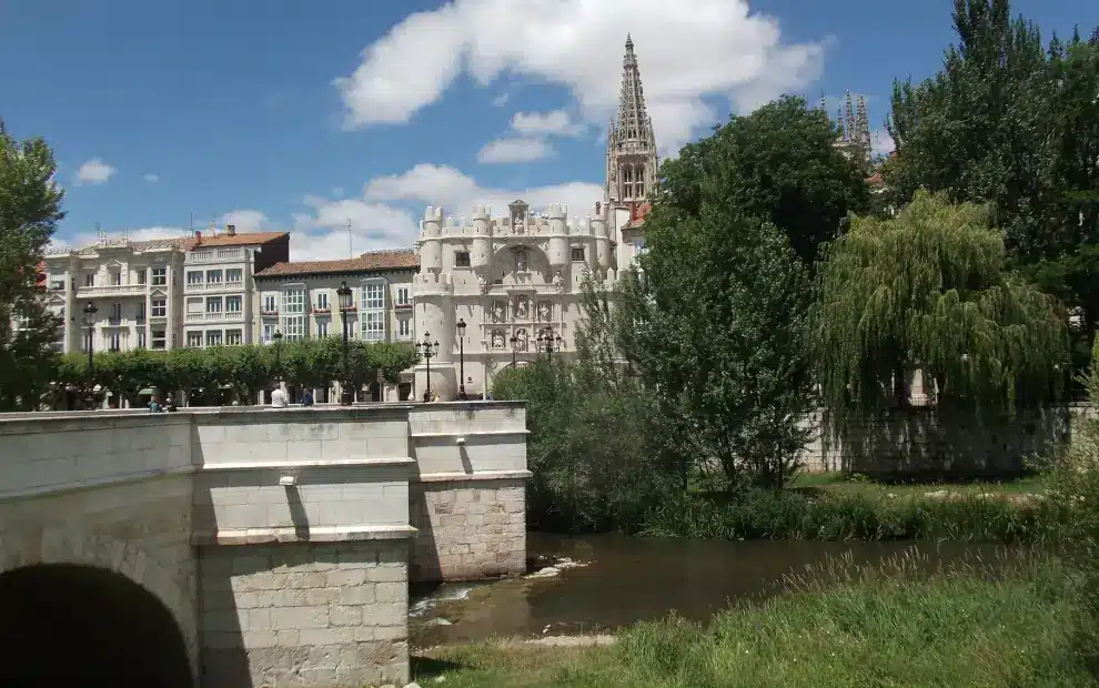 Wanderreise Jakobsweg von Burgos nach León: Blick auf die Altstadt von Burgos mit Stadttor