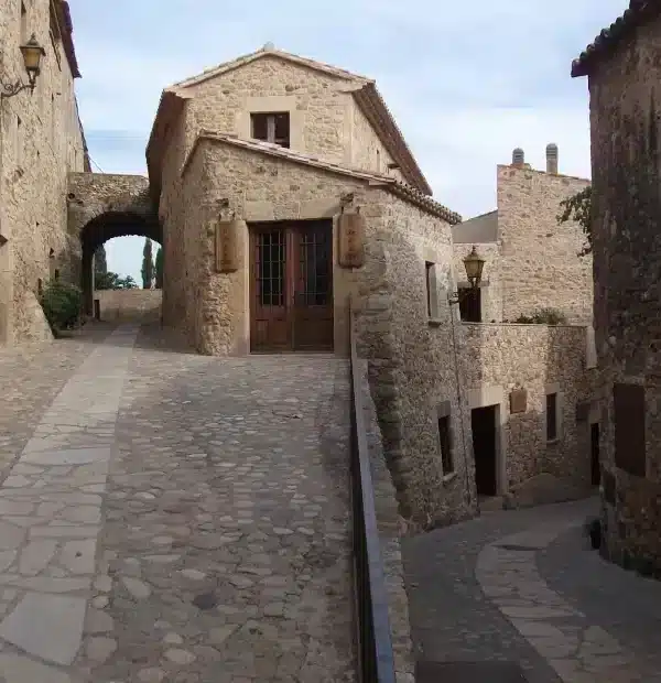 Wanderreise Costa Brava und Hinterland: Straßen im mittelalterlichen Dorf Pals