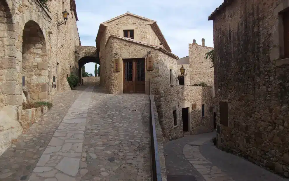 Wanderreise Costa Brava und Hinterland: Straßen im mittelalterlichen Dorf Pals