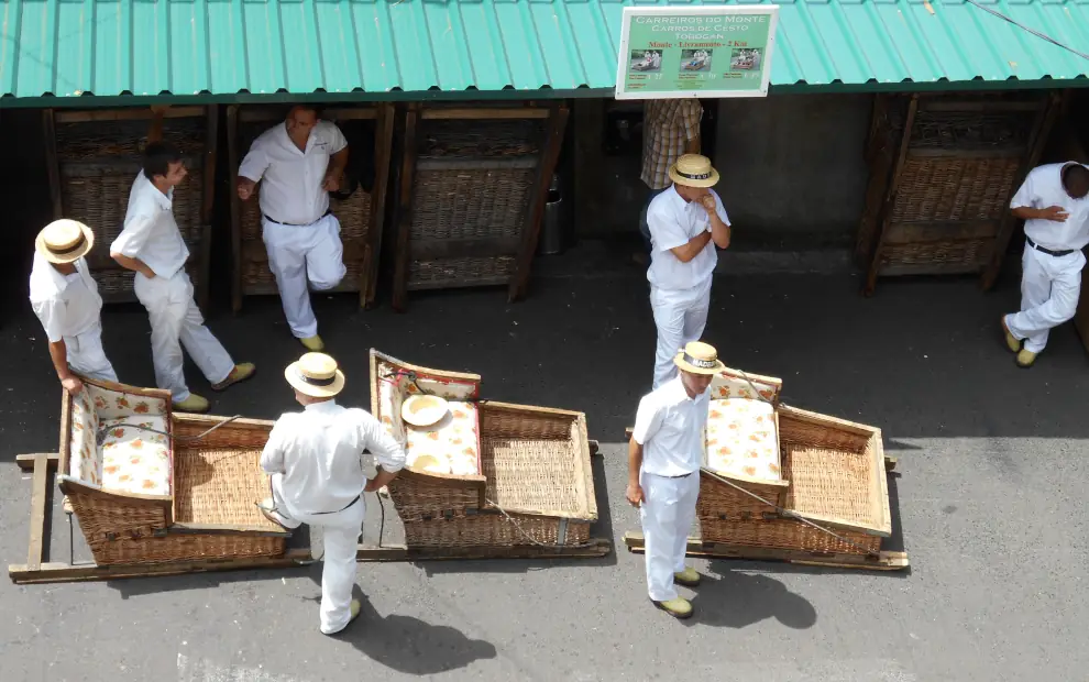 Wanderreise Madeira - Südwesten: Korbschlittenfahrer in Monte