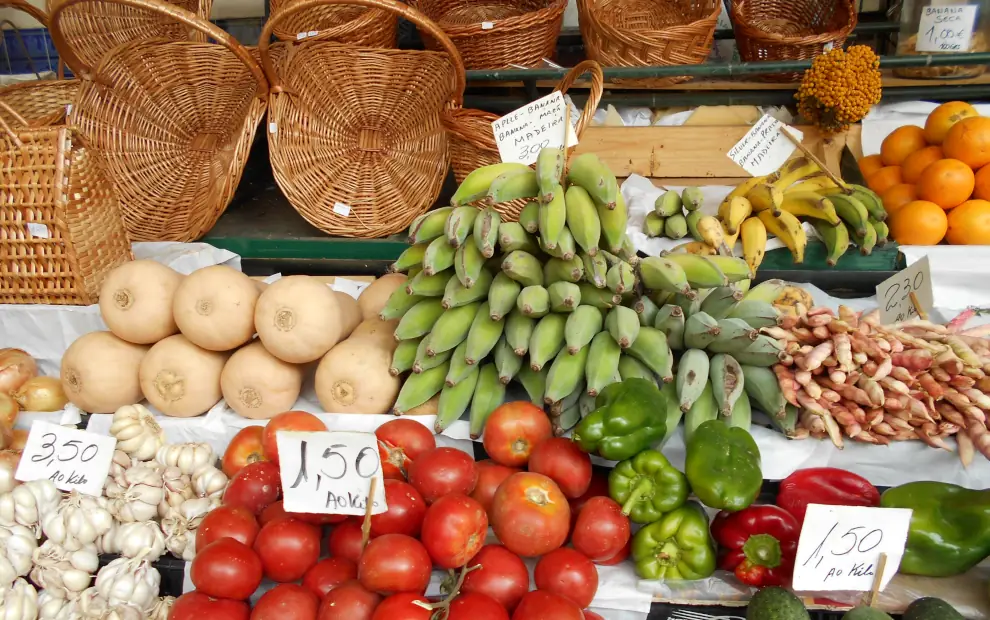 Wanderreise Madeira: Bunter Marktstand in der Inselhauptstadt Funchal