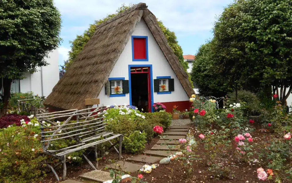 Wanderreise Madeira - Nordosten: Typische Häuser in Santana