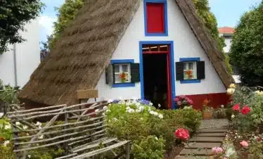 Wanderreise Madeira - Nordosten: Typische Häuser in Santana