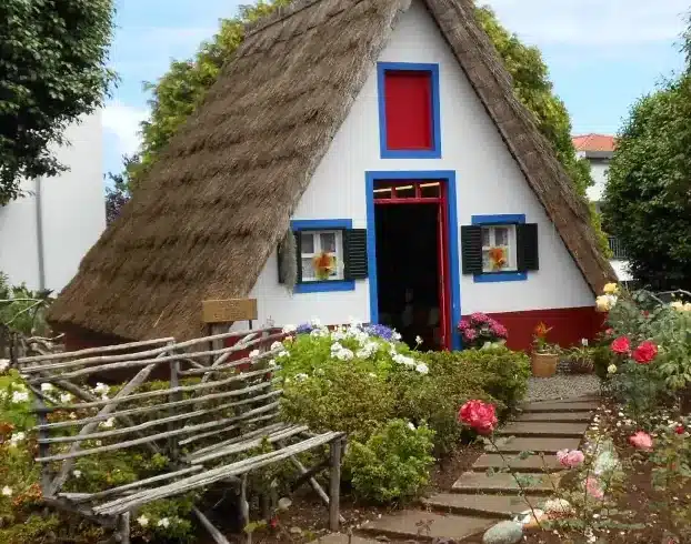 Wanderreise Madeira - Nordosten: Typische Häuser in Santana