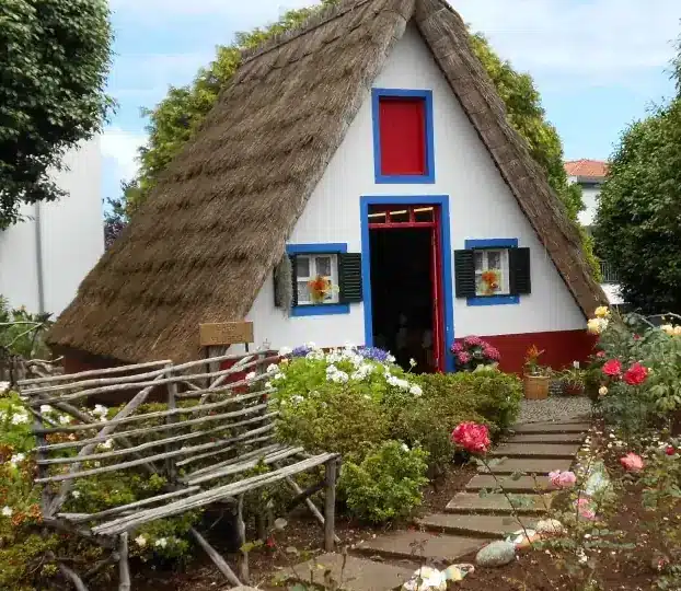 Wanderreise Madeira - Nordosten: Typische Häuser in Santana