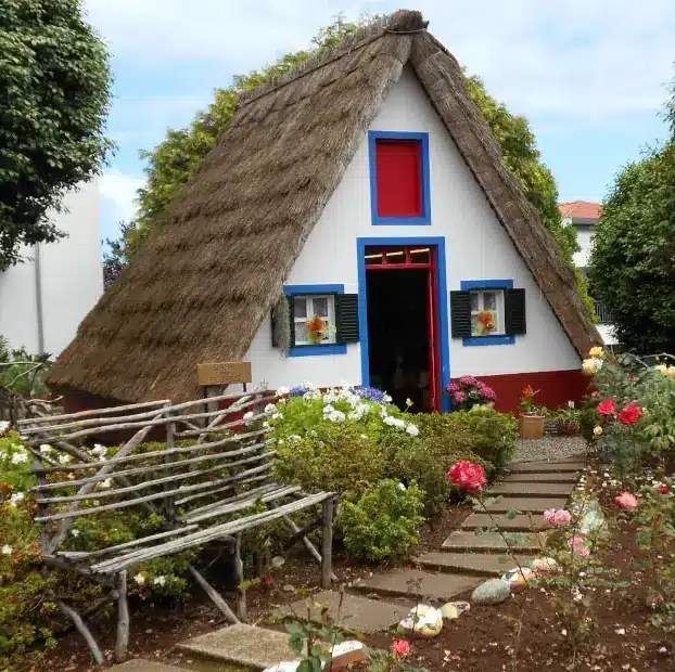 Wanderreise Madeira - Nordosten: Typische Häuser in Santana