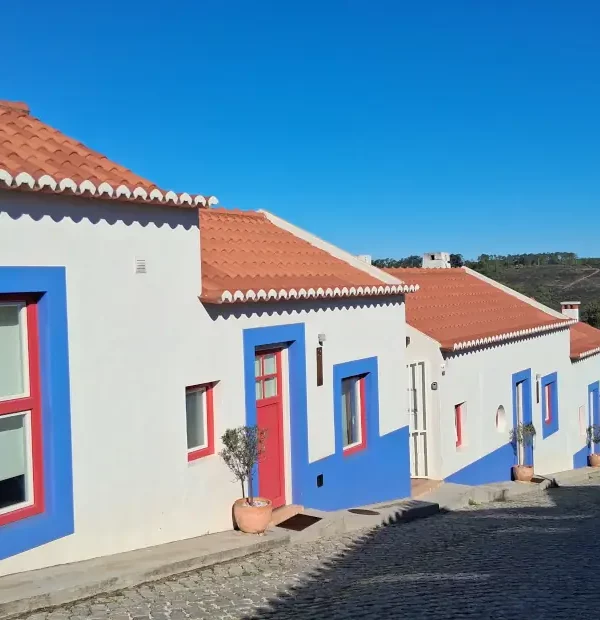 Wanderreise Fischerpfad: Straßenzug und Windmühle in Odeceixe