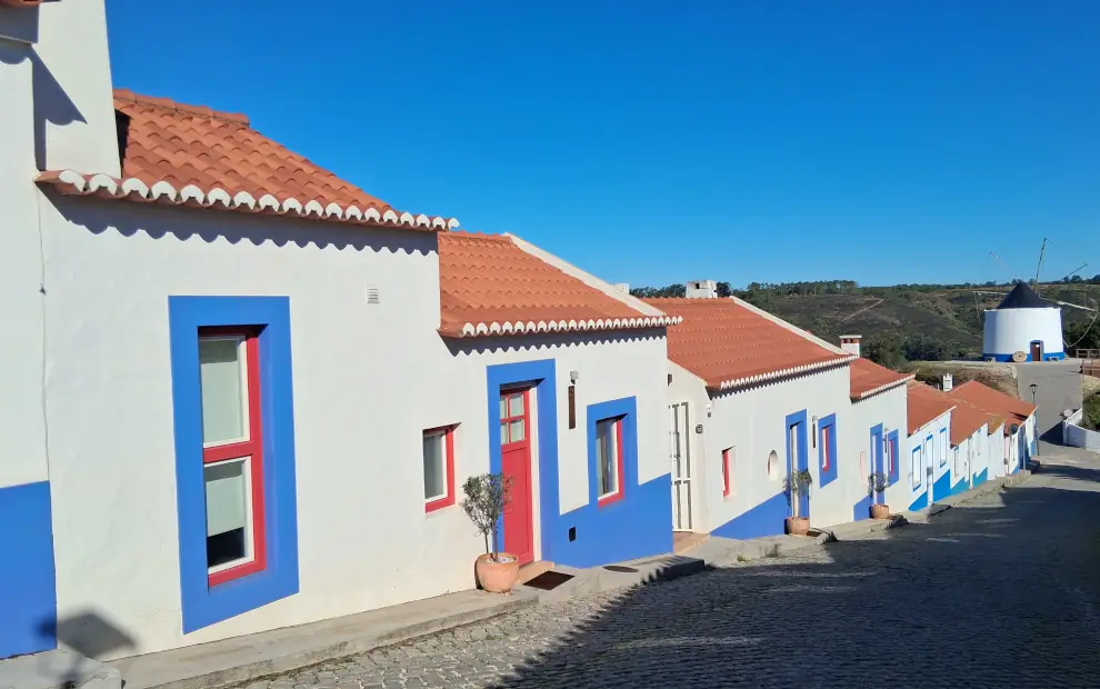 Wanderreise Fischerpfad: Straßenzug und Windmühle in Odeceixe