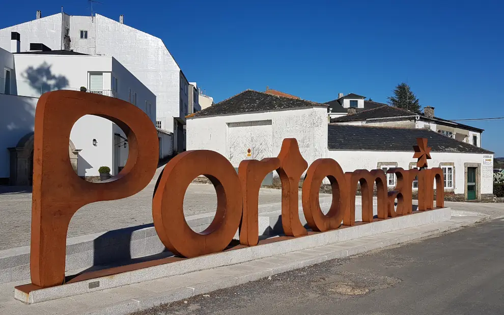 Wanderreise Jakobsweg von Ponferrada nach Santiago: Schriftzug Portomarin