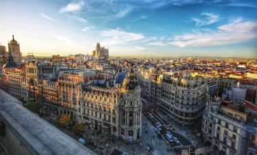 Eisenbahnreise Spanien: Blick auf die Gran Via und das Metropolis-Gebäude in Madrid