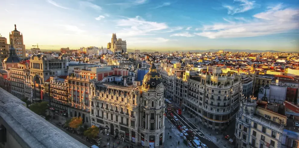 Eisenbahnreise Spanien: Blick auf die Gran Via und das Metropolis-Gebäude in Madrid