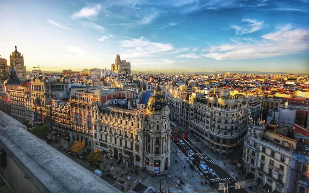 Eisenbahnreise Spanien: Blick auf die Gran Via und das Metropolis-Gebäude in Madrid