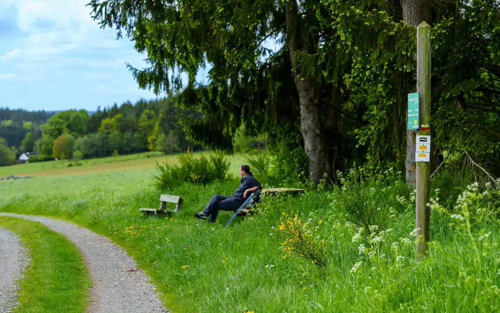 Wanderreise Ardennen: Wanderer bei einer Pause auf der Transardennaise