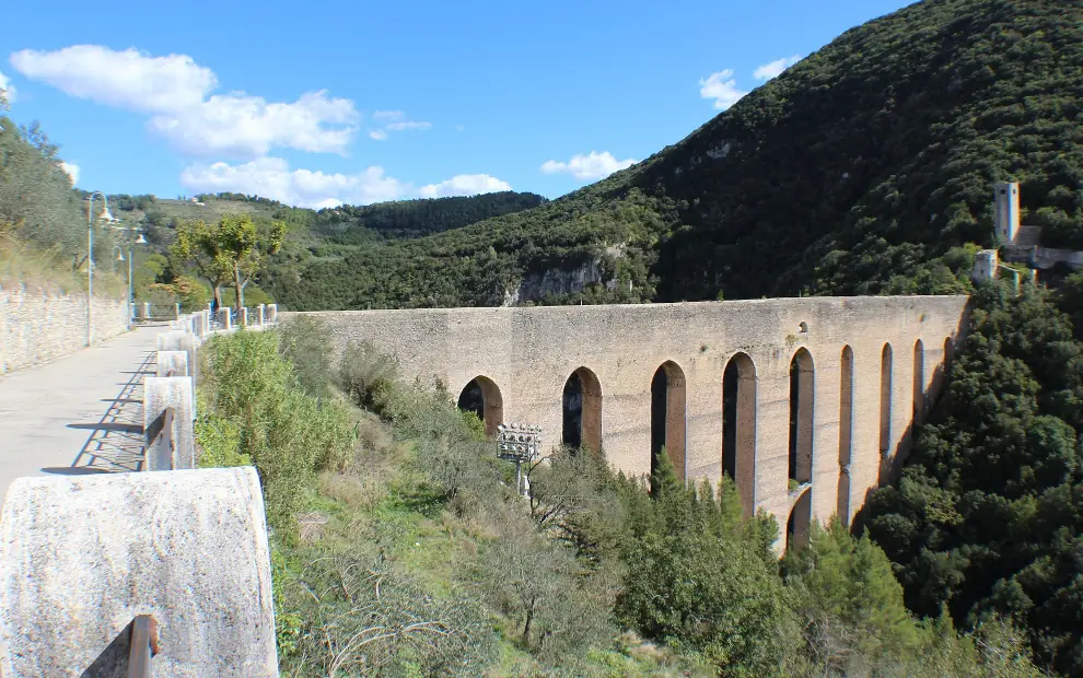 Wandern auf dem Franziskusweg: Aquädukt in Spoleto