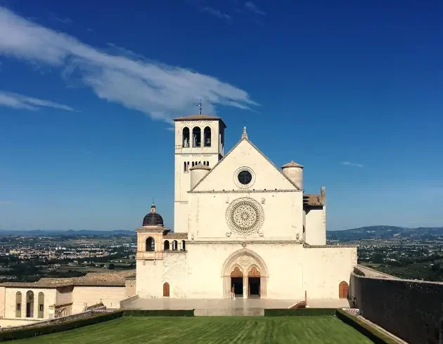 Wandern auf dem Franziskusweg: Basilica di San Francesco in Assisi