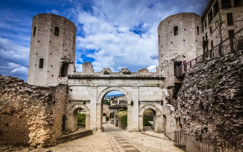 Wandern auf dem Franziskusweg: Stadttor in Spello