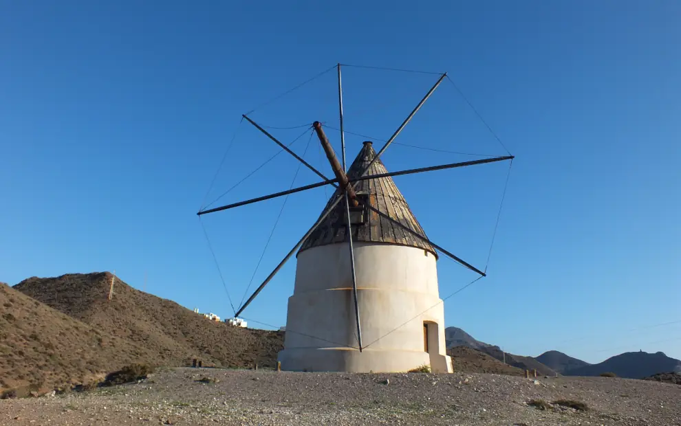 Wanderreise Andalusien - Cabo de Gata: Windmühle am Strand Playa de los Genoveses bei San José