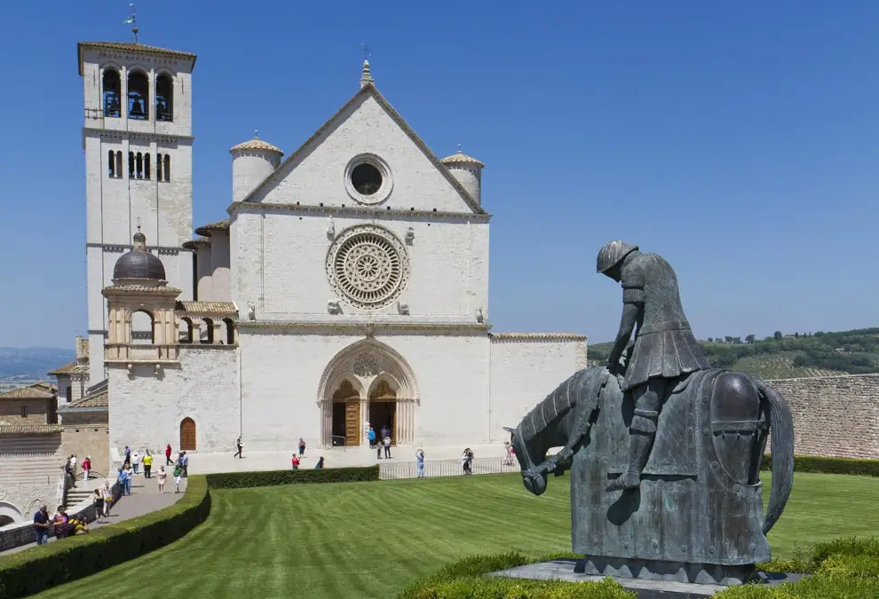 Wanderreise Franziskusweg: Basilika und Franziskus-Skulptur in Assisi