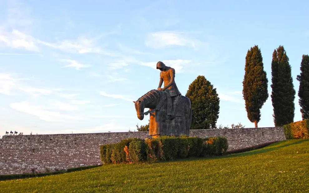 Wanderreise Franziskusweg: Skulptur in Assisi