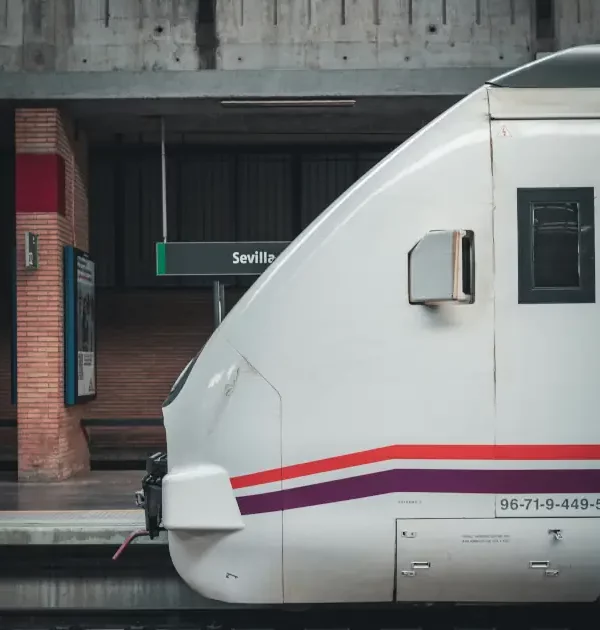 Eisenbahnreisen: Zug im Bahnhof Santa Justa in Sevilla