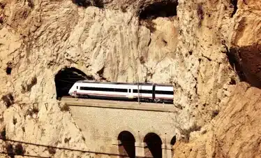 Eisenbahnrundreise Andalusien: Zug in Nähe des Caminito del Rey bei Málaga