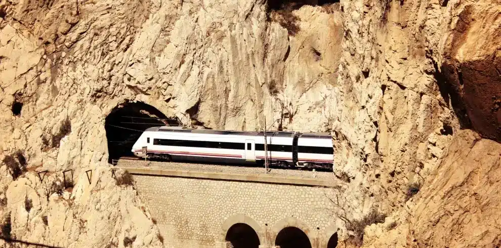 Eisenbahnrundreise Andalusien: Zug in Nähe des Caminito del Rey bei Málaga