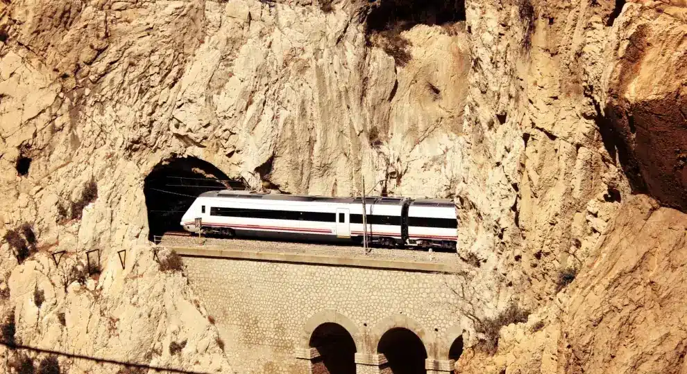Eisenbahnrundreise Andalusien: Zug in Nähe des Caminito del Rey bei Málaga