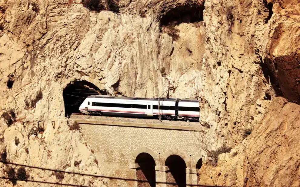 Eisenbahnrundreise Andalusien: Zug in Nähe des Caminito del Rey bei Málaga