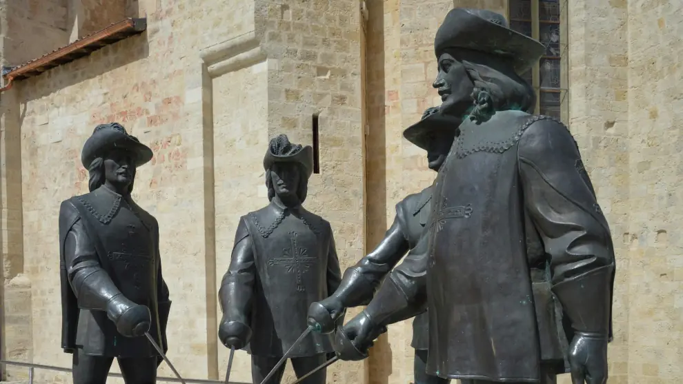 Jakobsweg Frankreich: Skulptur der Musketiere in Condom