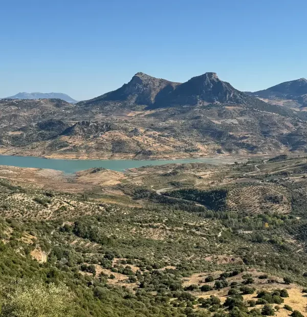 Wanderreise Andalusien: Blick auf den Stausee von Zahara de la Sierra