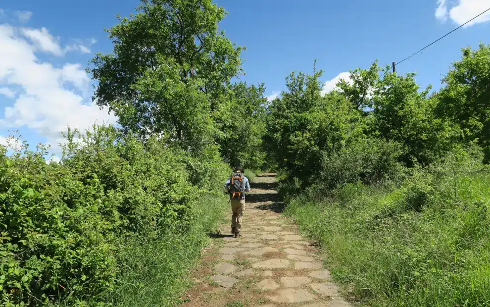 Wanderreise Via Francigena von Viterbo nach Rom: Pilger auf einer alten römischen Straße