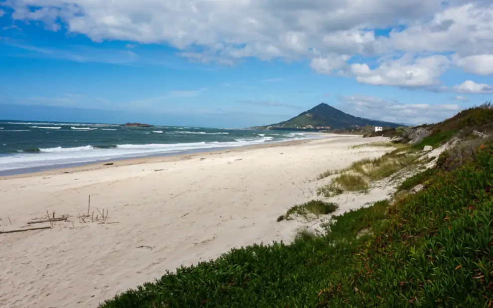 Weiter Sandstrand bei Vila Praia de Âncora mit Blick auf den Monte de Santa Tecla am portugiesischen Jakobsweg